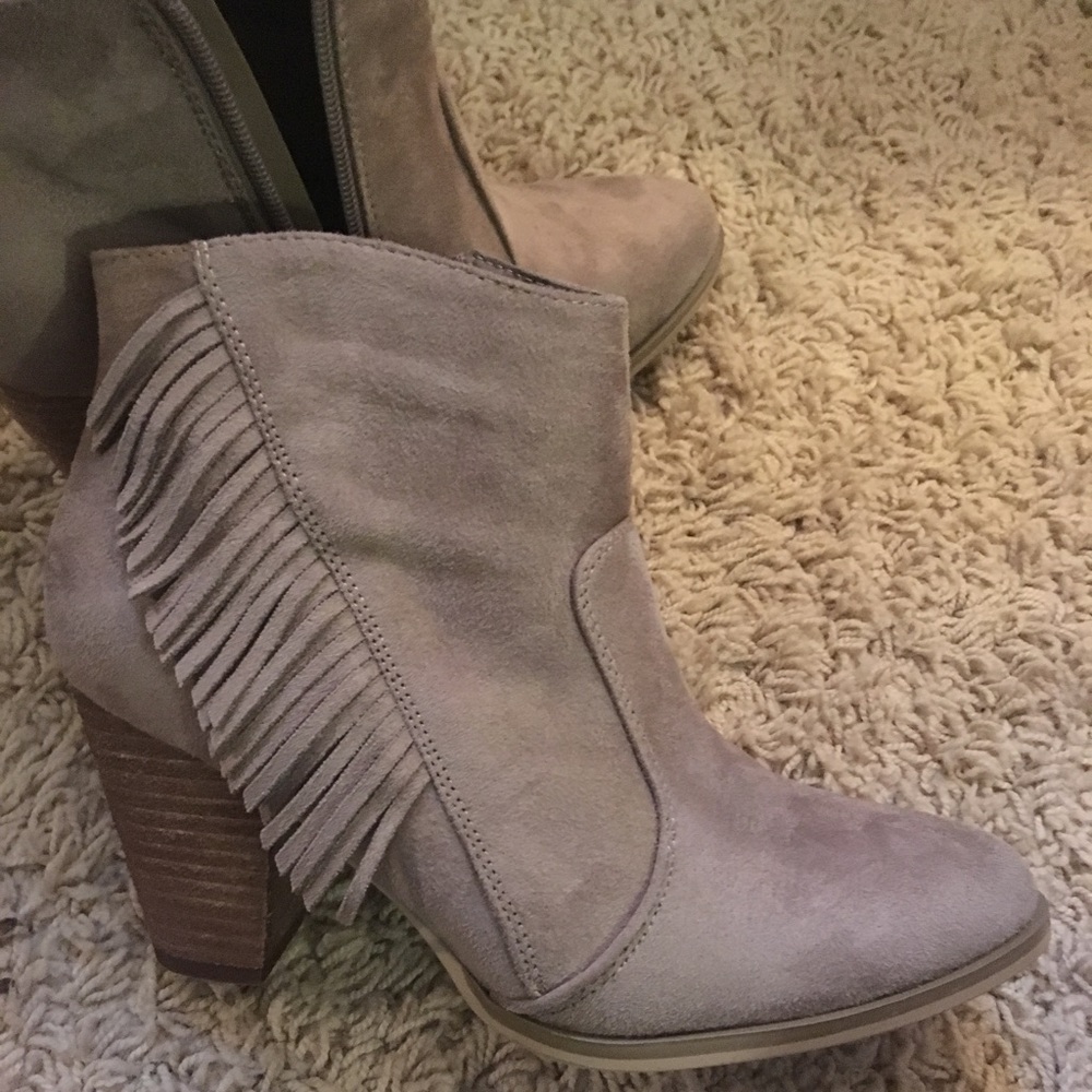 ADORABLE suede fringe short boots